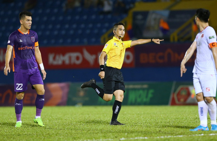 CLB Hải Phòng đề nghị làm rõ tình huống xử lý của trọng tài Mai Xuân Hùng trên sân Gò Đậu.