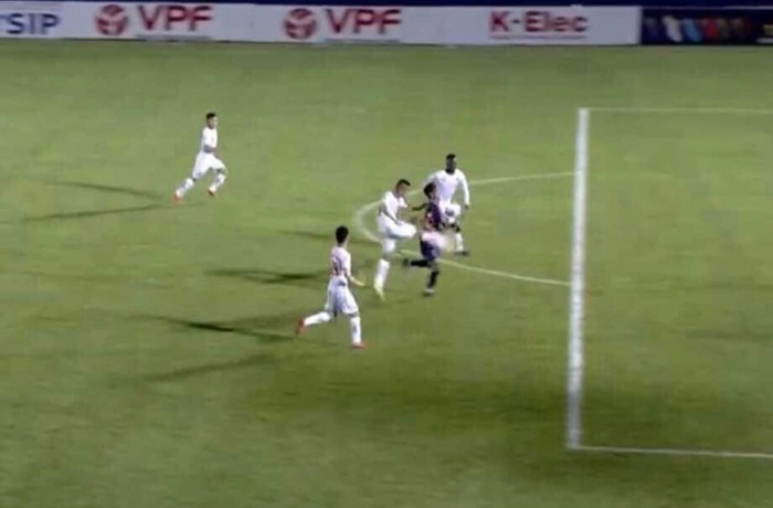 Trọng tài Mai Xuân Hùng gây tranh cãi khi thổi phạt đền CLB Hải Phòng ở tình huống này.