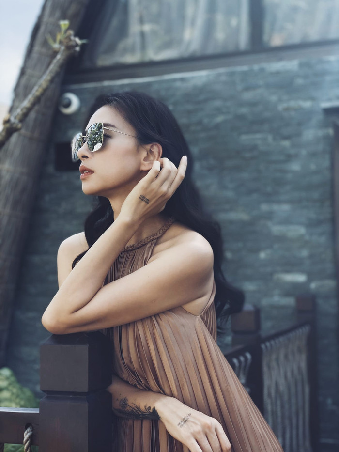 Cô bắt đầu trở nên nữ tính và đằm thắm hơn