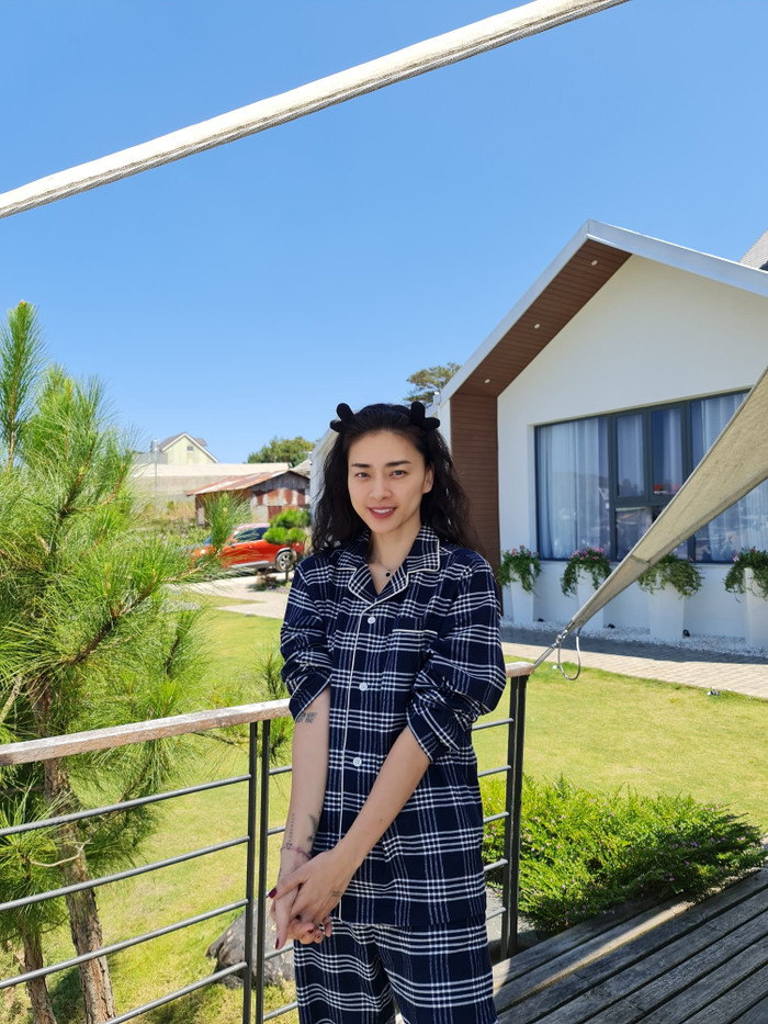 Khi Ngô Thanh Vân đăng tải tấm hình này, rất nhiều người đã nhận ra cô nàng và tình trẻ đã mặc đồ đôi. Cô còn khéo léo 'cảm ơn cậu vì bức hình đẹp'