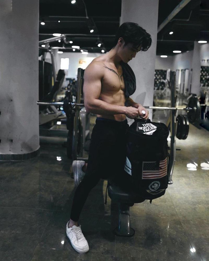 Dù bận rộn nhưng anh vẫn cố gắng rèn luyện hình thể mỗi ngày. 