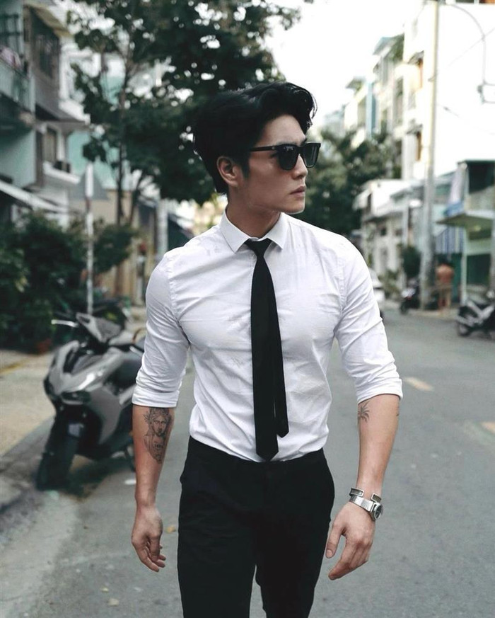 Sở hữu b.ody rắn rỏi, Huy Trần đi cùng với đó là gout ăn mặc thanh lịch, nam tính. 