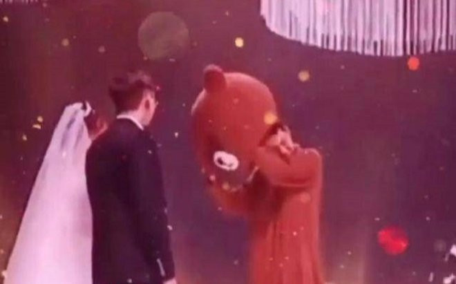 Bạn trai cũ đột ngột đến đám cưới, cô dâu 'quẳng' chú rể sang bên làm một điều khiến ai nấy 'đứng hình' Ảnh 2