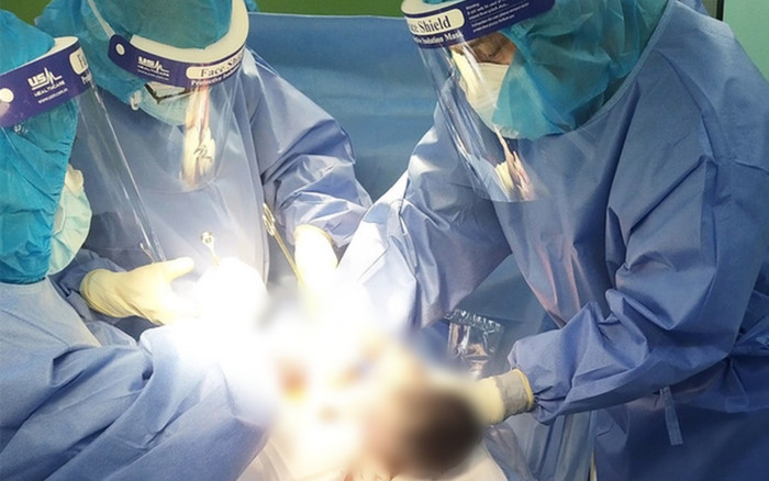 Cấp cứu sản phụ mắc Covid-19 rau tiền đạo trung tâm, cài răng lược đâm xuyên tử cung Ảnh 2