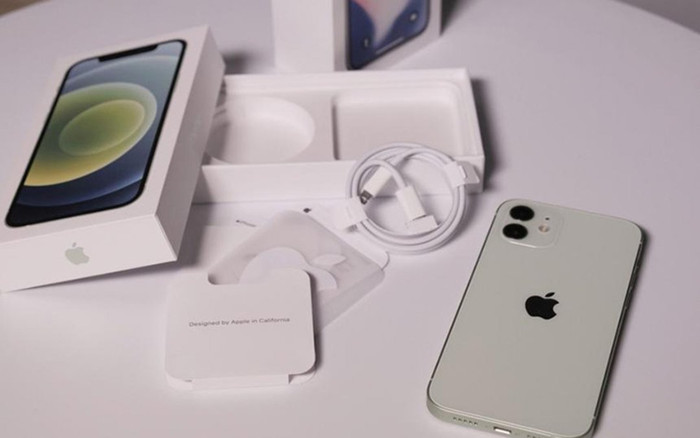 Loại bỏ bộ sạc và tai nghe kèm theo hộp iPhone giúp Apple kiếm đậm Ảnh 2