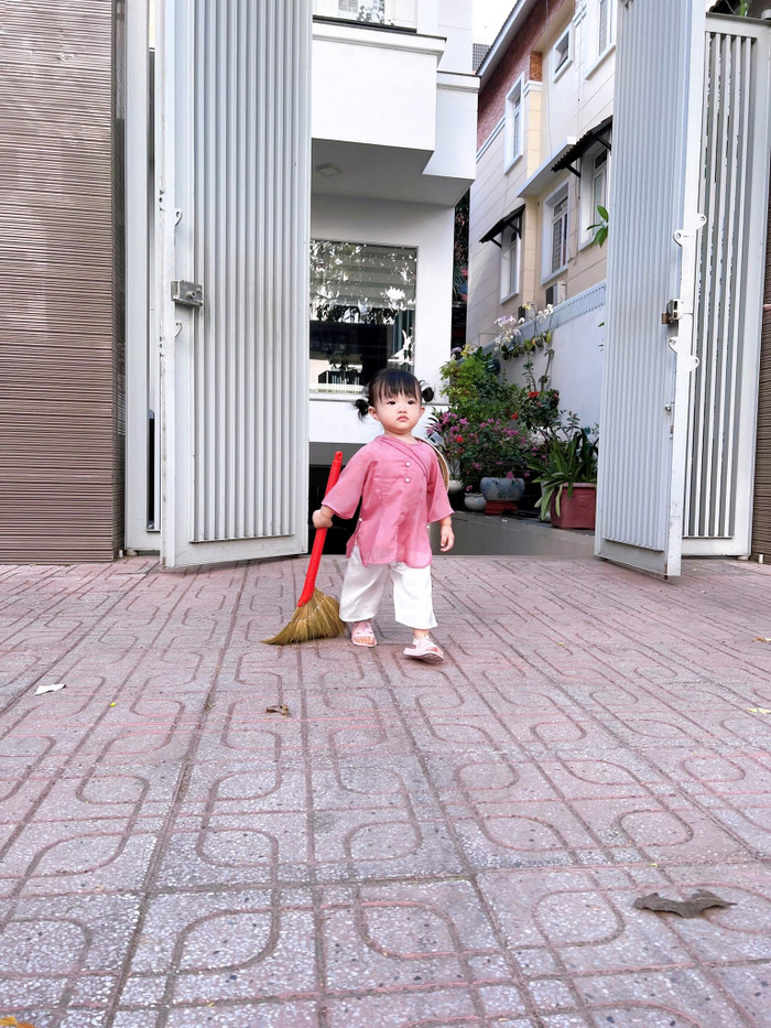 Winnie vô cùng chuyên nghiệp với thần thái, biểu cảm còn có phần lấn lướt mẹ Nhi.