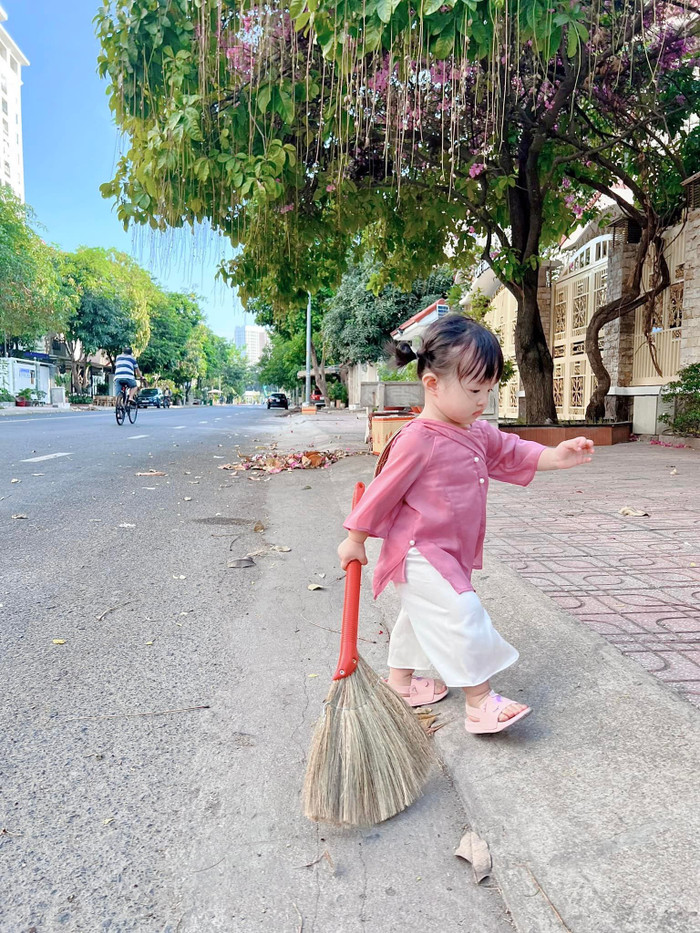 Cô chú bấm like mỏi tay với hàng loạt biểu cảm, tạo hình dễ thương - bé Winnie.