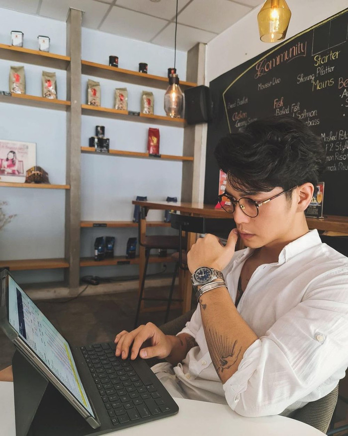 Để xây dựng hình ảnh một quý ông đẳng cấp, anh cũng hay diện một số loại đồng hồ đắt tiền.