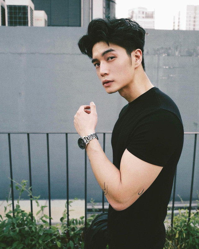 Tuy kém Ngô Thanh vân tới 11 tuổi, Huy Trần lại không hề lép vế vợ sắp cưới về nhan sắc, gia thế hay tài sản. 