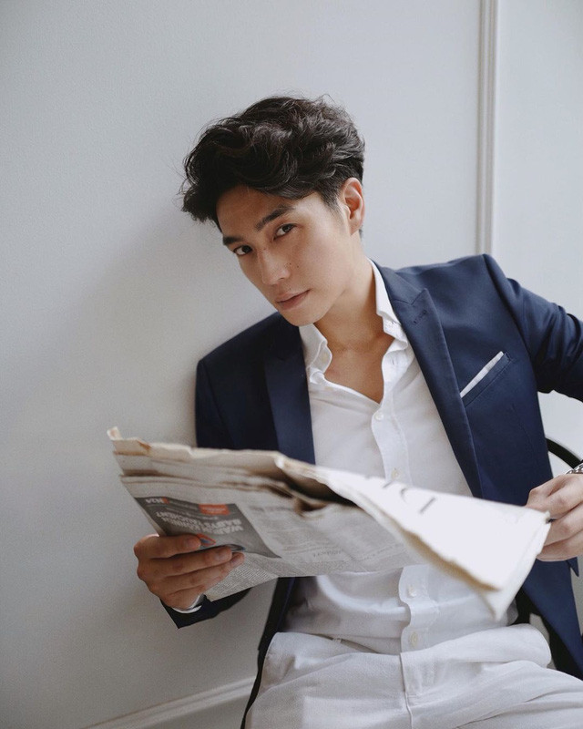 Dù kém bà xã tương lai tới 11 tuổi song cả hai nhìn vẫn rất xứng đôi vì Huy Trần luôn tỏ ra trưởng thành, chững chạc.