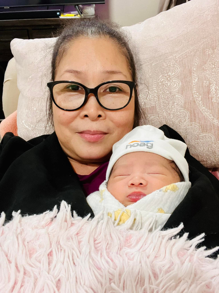 NSND Hồng Vân và bé Simba.