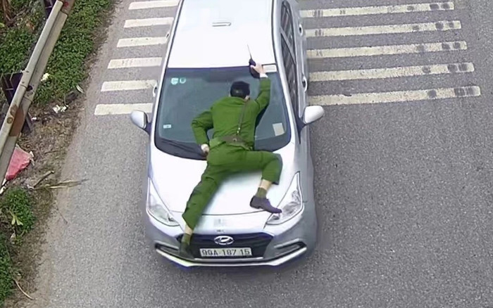 Cảnh sát bị tài xế xe ô tô hất lên nắp capo rồi lao đi gần 3km Ảnh 2