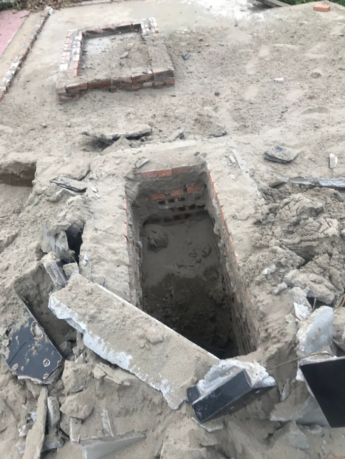 Phần mộ bị đập phá.