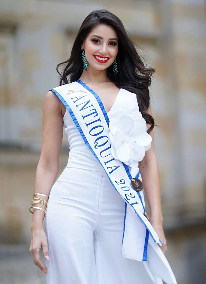 17 tuổi Andrea đã bước chân lên sàn diễn chuyên nghiệp, cô cũng gây ấn tượng với rất nhiều tài năng như ca hát, khiêu vũ. Lợi thế của cô là ngoài việc nói tiếng mẹ đẻ, cô cũng thông thạo tiếng Pháp và tiếng Anh.