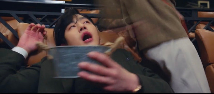 Rủ crush đi xem phim mà còn bị 'ăn tát', phải trốn chui trốn nhủi sợ đồng nghiệp cùng công ty phát hiện.