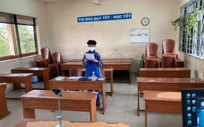Dở khóc dở cười cảnh nam sinh ngồi học một mình giữa lớp, nghe lý do mà ai nấy đều đồng cảm Ảnh 2