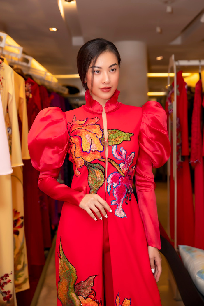 Lương Thùy Linh, Kim Duyên, Lan Khuê đọ dáng với áo dài: Ai mới chạm đến đỉnh cao nhan sắc? Ảnh 11