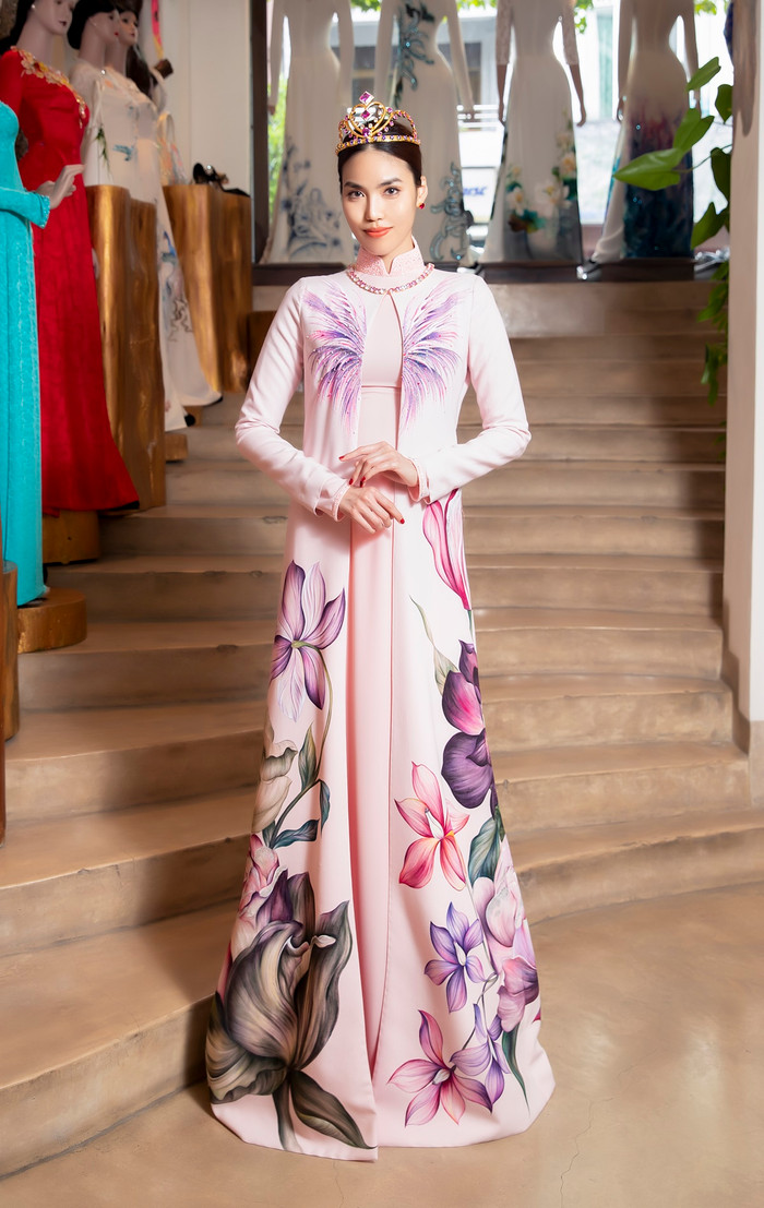 Lương Thùy Linh, Kim Duyên, Lan Khuê đọ dáng với áo dài: Ai mới chạm đến đỉnh cao nhan sắc? Ảnh 4