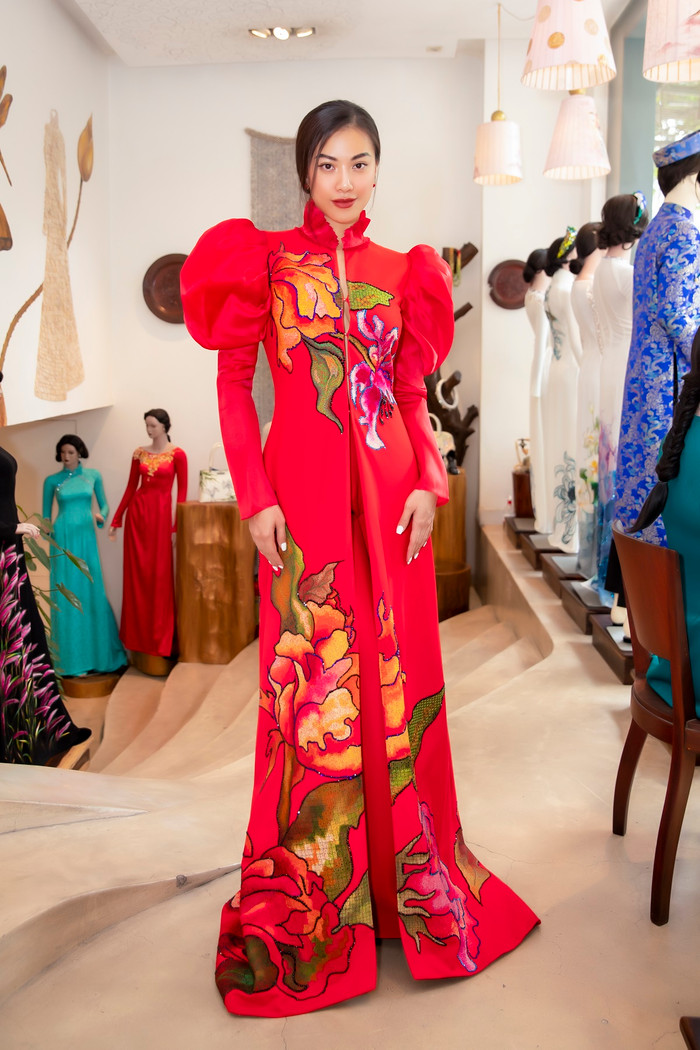 Lương Thùy Linh, Kim Duyên, Lan Khuê đọ dáng với áo dài: Ai mới chạm đến đỉnh cao nhan sắc? Ảnh 9