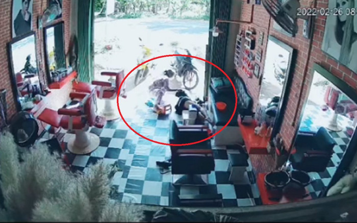 Khách làm móng bất ngờ ngã qụy làm chủ cuống cuồng gọi người giúp, quay lại liền thấy cảnh tượng khó hiểu Ảnh 2