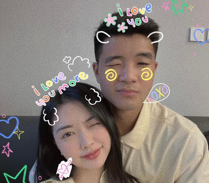 Bà xã của tiền đạo Đức Chinh có gương mặt khả ái dễ thương, làn da sáng trắng mịn. 