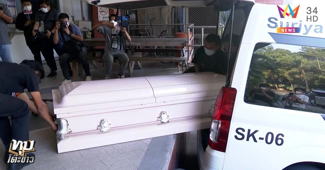 Bạn bè cùng hát tưởng nhớ Tangmo Nida, khoảnh khắc đưa micro về ảnh chân dung nữ diễn viên gây xúc động Ảnh 5