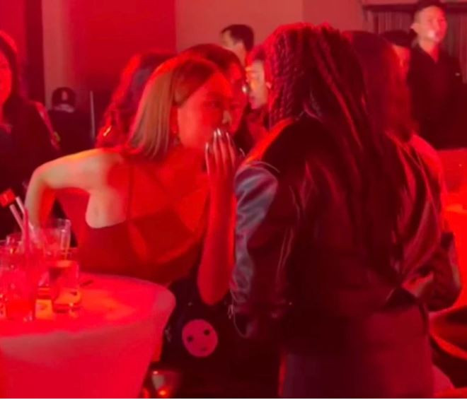 Hình ảnh được cắt ra từ video người qua đường bắt gặp Hoàng Thùy Linh và Gil Lê tại sự kiện