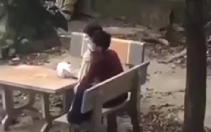 Cặp đôi thản nhiên 'uốn éo' trên ghế đá giữa ban ngày, nhìn qua mà ai cũng phải đỏ mặt Ảnh 2