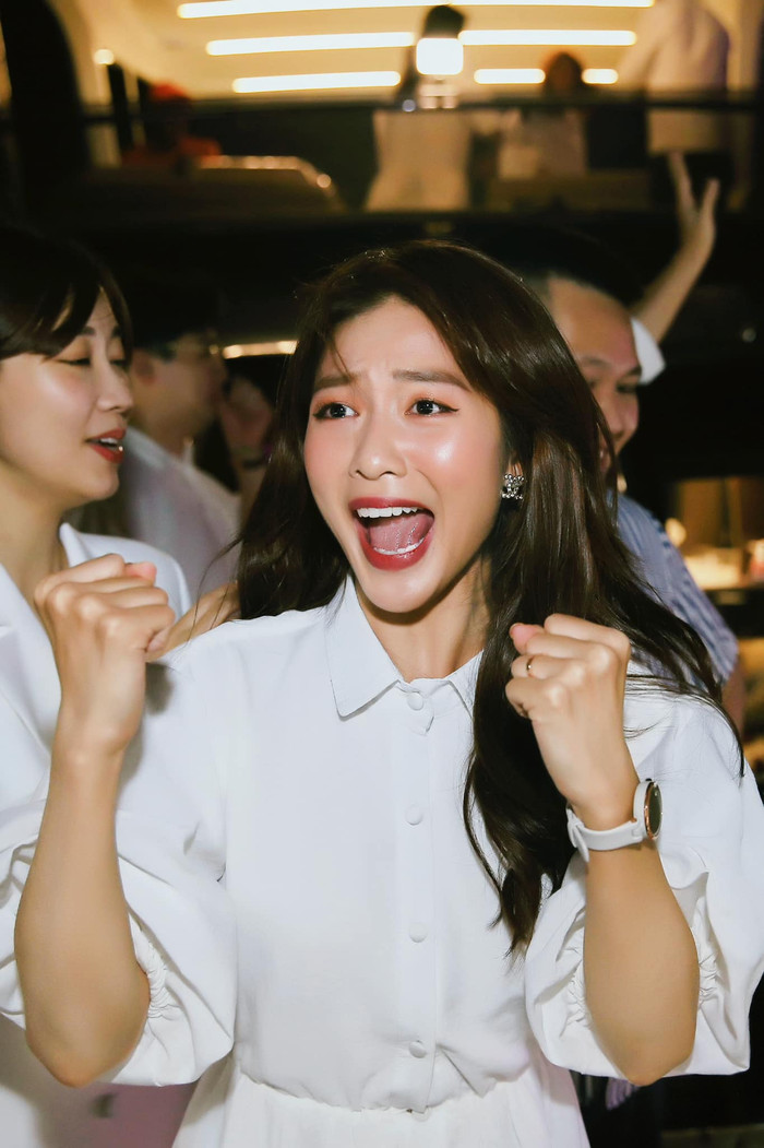 Nhưng khoan, hình như Khả Ngân còn vui sướng hơn cả 'chính chủ' thì phải?