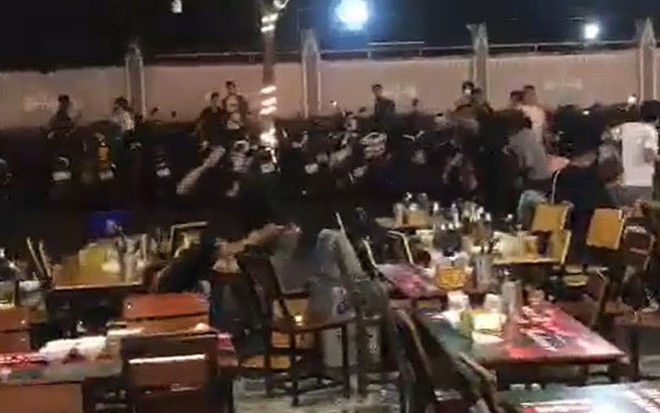 Clip: Nhóm thanh niên lao vào hỗn chiến gây náo loạn quán nhậu ở Đà Nẵng Ảnh 2