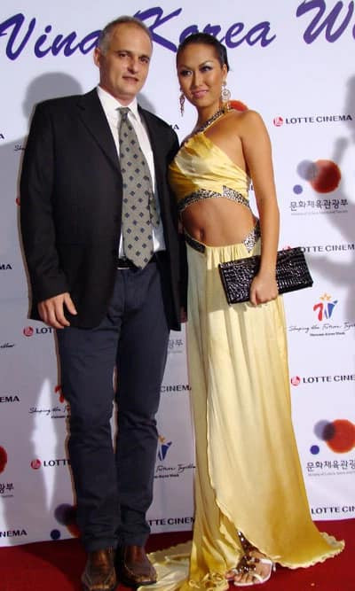 Chồng Tây của Phi Thanh Vân là Thierry Blanc (người Pháp), đã từng trải qua một cuộc hôn nhân và có con riêng. 