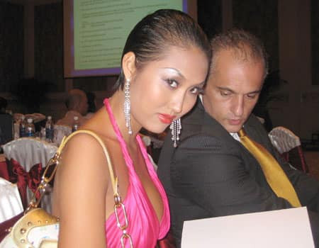 Đến năm 2012, những tranh cãi trong cuộc sống và việc không có con để gắn kết khiến cho Phi Thanh Vân và chồng Tây chia tay trong ồn ào.