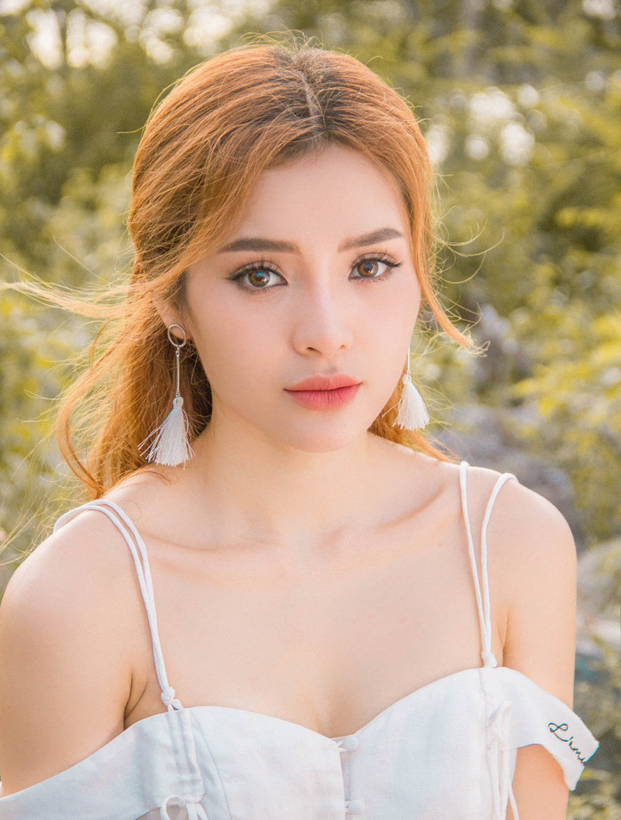 Tạo hình xinh đẹp của Phương Trinh Jolie trong MV Vẫn là anh