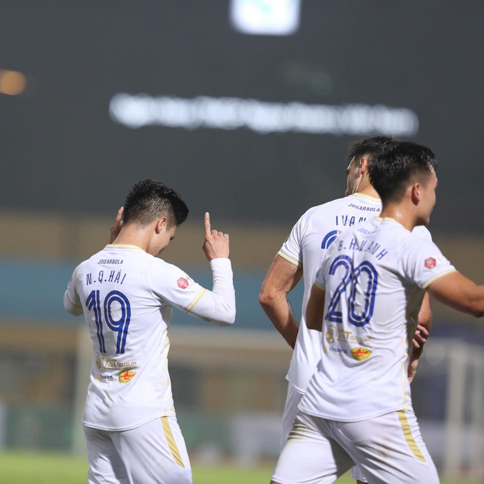Quang Hải ghi bàn duy nhất giúp Hà Nội FC đánh bại Thanh Hóa.
