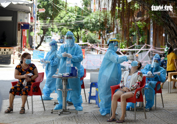 Nhân viên y tế lấy mẫu cho người dân phường 3, quận Bình Thạnh - Ảnh: DUYÊN PHAN