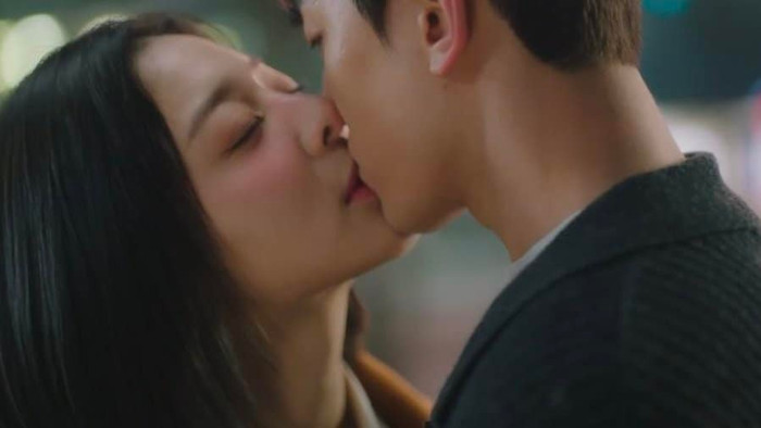 Hẹn Hò Chốn Công Sở: Nam phụ có 'phản ứng lạ' khi hôn giống hệt Hyun Bin trong Hạ Cánh Nơi Anh Ảnh 4