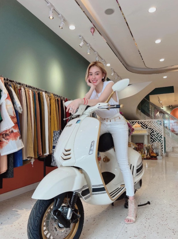 Trang Nemo 'vượt mặt' Đoàn Di Băng tậu xe Vespa đắt nhất thế giới, livestream 'đập hộp' cực hoành tráng Ảnh 3