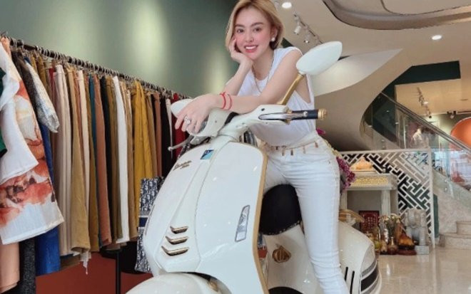 Trang Nemo 'vượt mặt' Đoàn Di Băng tậu xe Vespa đắt nhất thế giới, livestream 'đập hộp' cực hoành tráng Ảnh 2