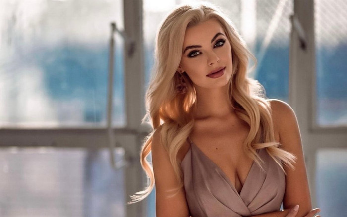 Mê mệt nhan sắc búp bê và body bốc lửa của Miss World 2021 Karolina Bielawska Ảnh 2
