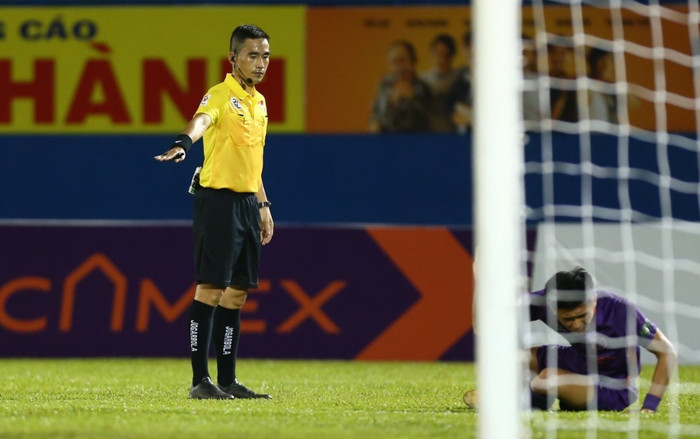 Bắt Hải Phòng quả phạt đền 'ma', trọng tài và trợ lý nhận án kỷ luật nặng Ảnh 2