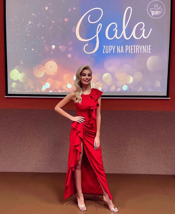 Váy dạ hội xẻ tà khoe trọn đôi chân 'cực phẩm'