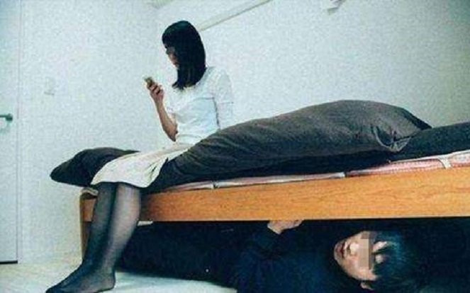 Nghi vợ ngoại tình, chồng 'giăng bẫy', trốn dưới gầm gường bắt gian, kết cục nhận lại thảm thương Ảnh 2