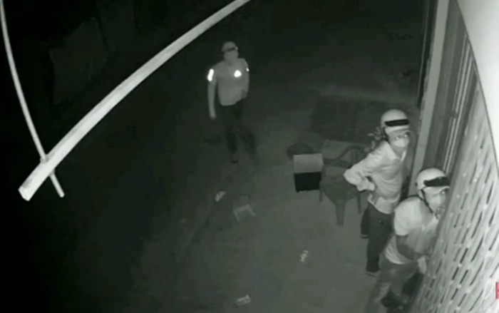 Xe SH mới mua bị trộm lúc rạng sáng, chủ nhà xem lại camera mới thấy cảnh tượng đáng sợ Ảnh 2