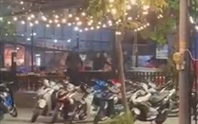 Gần chục thanh niên cầm hung khí lao vào hỗn chiến tại quán nhậu, thực khách sợ hãi bỏ chạy thoát thân Ảnh 2