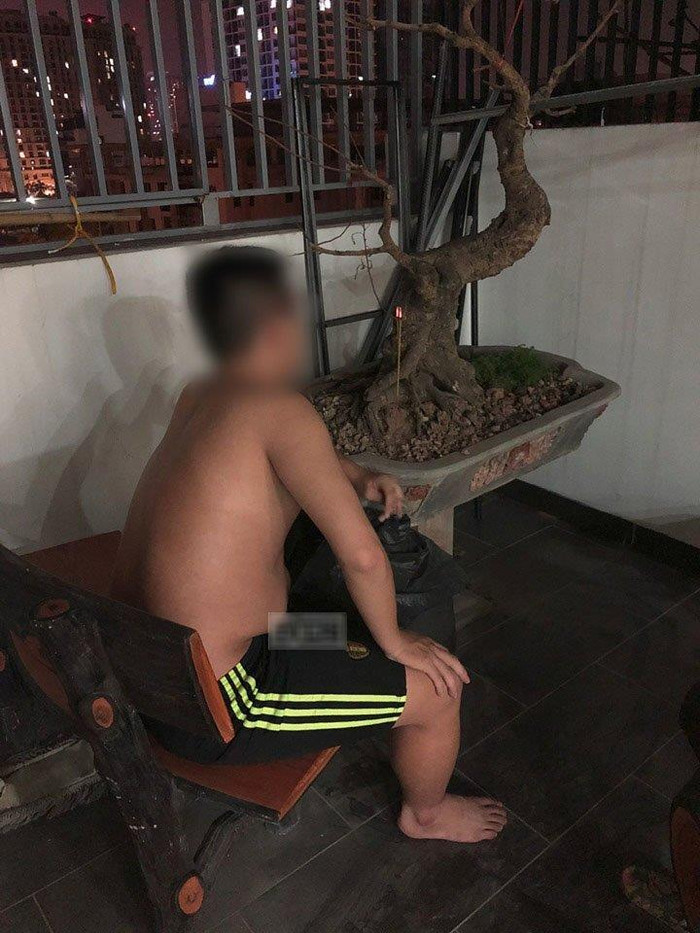 Người đàn ông ngồi thừ người trước cây cảnh đã chết khiến người vợ phát hoảng