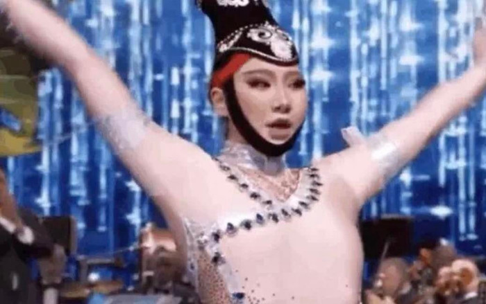 Đại diện Mông Cổ gặp sự cố nghiêm trọng trong Chung kết Miss World 2021, nhìn mà 'thót tim' Ảnh 2