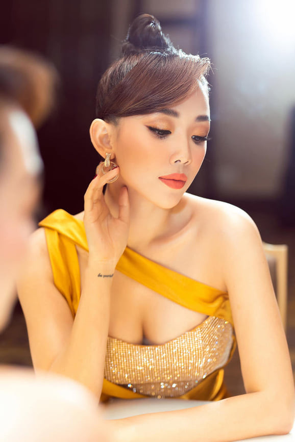 Không có quan hệ ruột thịt, Thu Trang – Tóc Tiên và các sao việt vẫn giống nhau đến ngỡ ngàng Ảnh 4