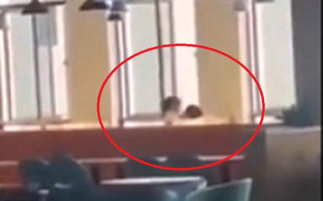 Bức xúc cảnh cô gái trẻ ngồi lên người bạn trai rồi 'nhún nhảy' liên hồi tại quán ăn Ảnh 2