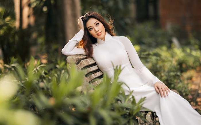 Khánh Vân diện áo dài tao nhã như ngọc nữ, đẹp mong manh trước thềm MUV 2022 Ảnh 2