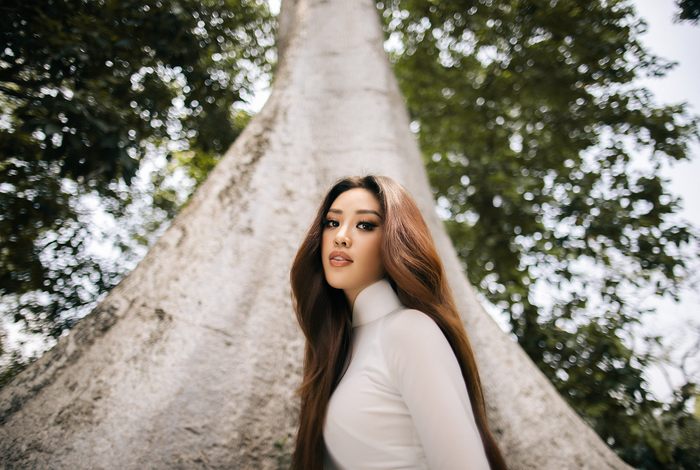 Khánh Vân diện áo dài tao nhã như ngọc nữ, đẹp mong manh trước thềm MUV 2022 Ảnh 8